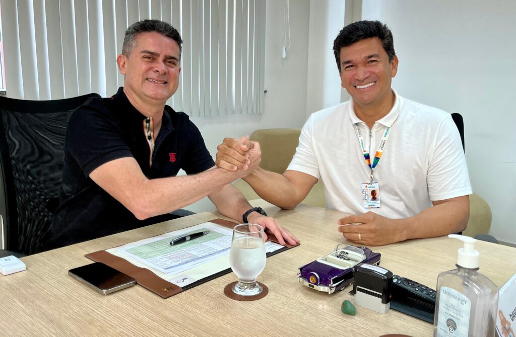 Jesus Alves e David Almeida cumprimentam-se durante encontro em Manaus.