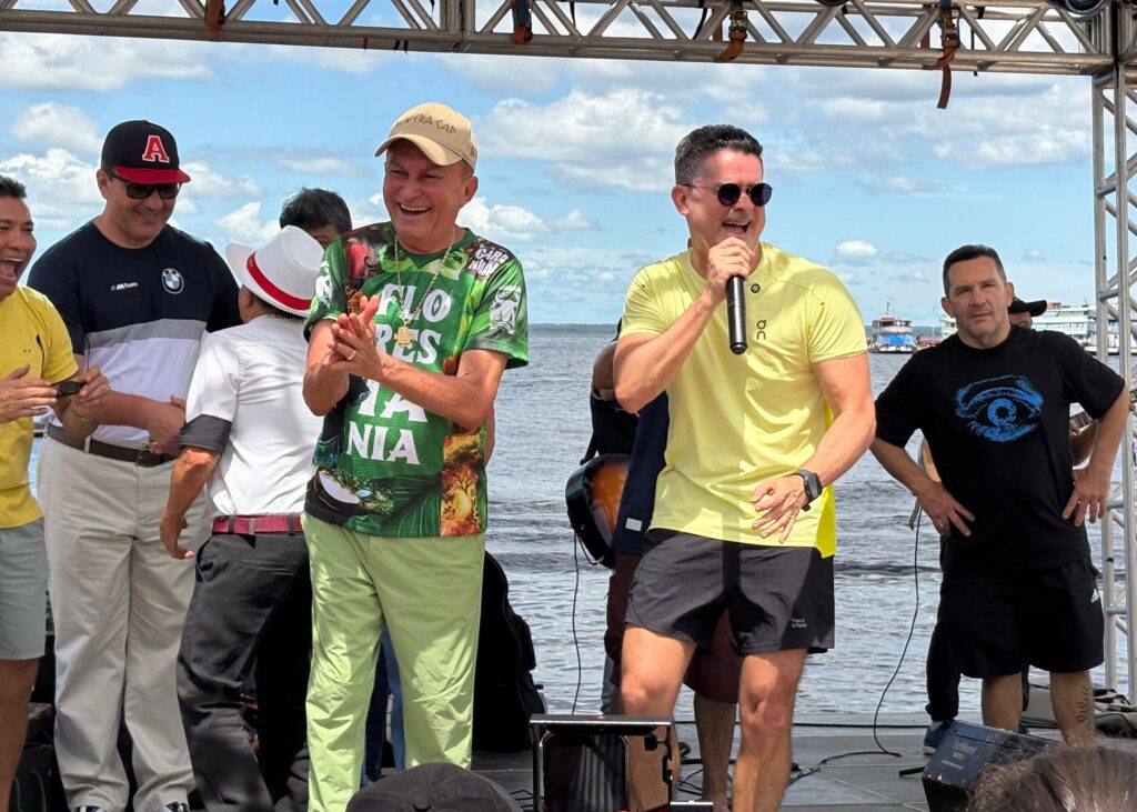 Prefeito David Almeida durante visita à praia da Ponta Branca revitalizada no bairro Educandos