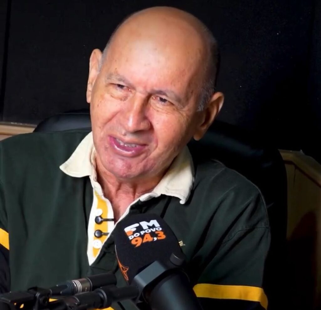 Valdir Correia durante programa ao vivo na FM do Povo 94,3 em estúdio