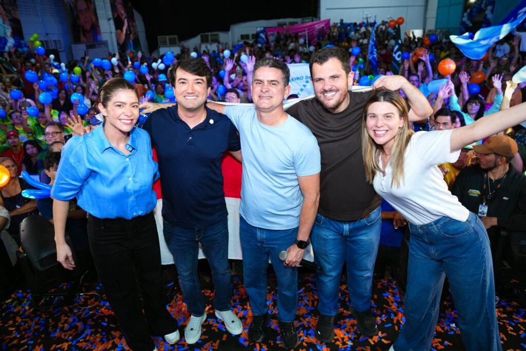Jender Lobato posa ao lado de lideranças políticas e apoiadores durante lançamento de pré-candidatura à ALE-AM em Manaus.