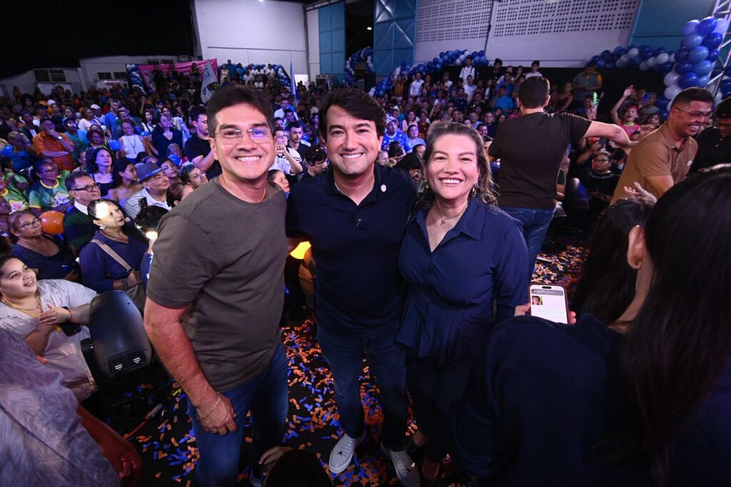 Jander Lobato e Jender Lobato posam ao lado de lideranças políticas durante evento de pré-candidatura à ALE-AM em Manaus.