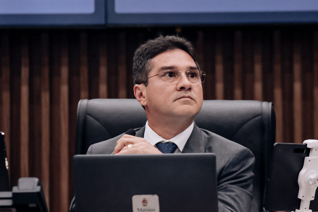 Vereador Jander Lobato durante sessão na Câmara Municipal de Manaus. Parlamentar é autor de projeto que cria licença remunerada para qualificação de servidores municipais.
