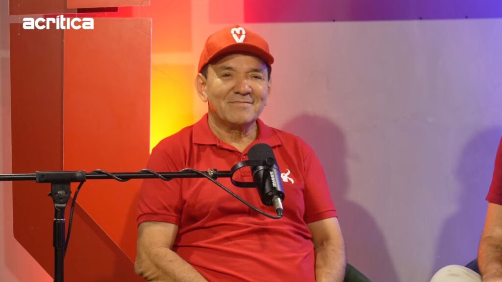 Tony Medeiros durante entrevista em estúdio do portal A Crítica, falando sobre cultura, Festival de Parintins e sua trajetória no Boi Garantido.