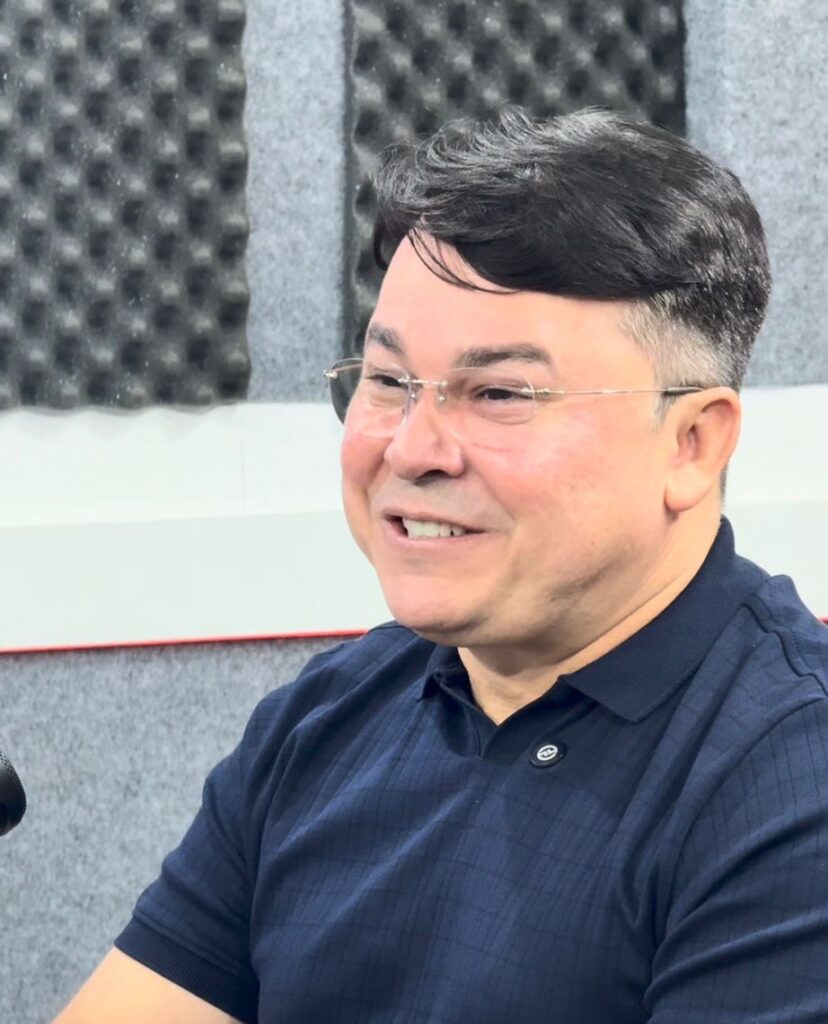 Keitton Pinheiro participa de entrevista em estúdio e anuncia pré-candidatura a deputado estadual e lançamento oficial do projeto político em Coari.