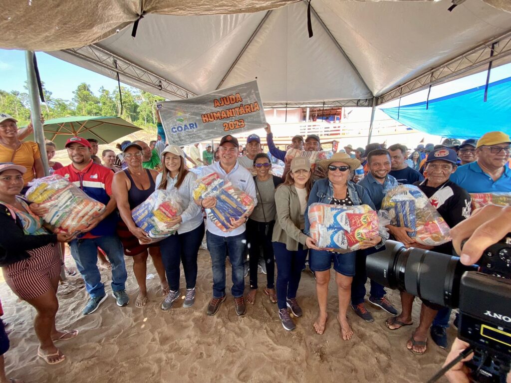 Keitton Batista participa da entrega de ajuda humanitária para famílias afetadas pela cheia dos rios em comunidades de Coari, no Amazonas.