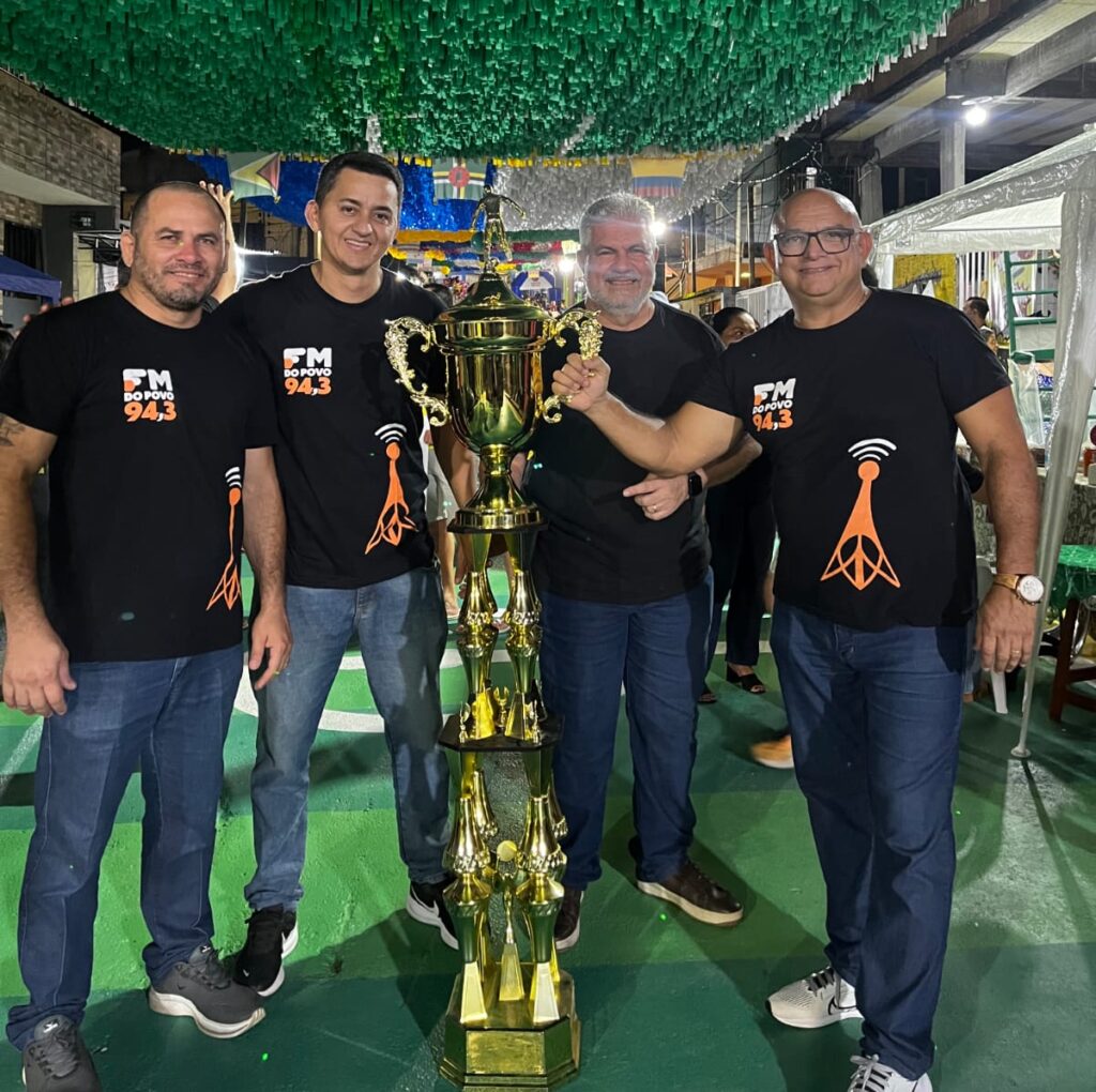 Equipe da FM do Povo entrega prêmio de R$ 20 mil aos moradores da Rua 3, no bairro Alvorada, vencedora da campanha Rua da Copa em Manaus.