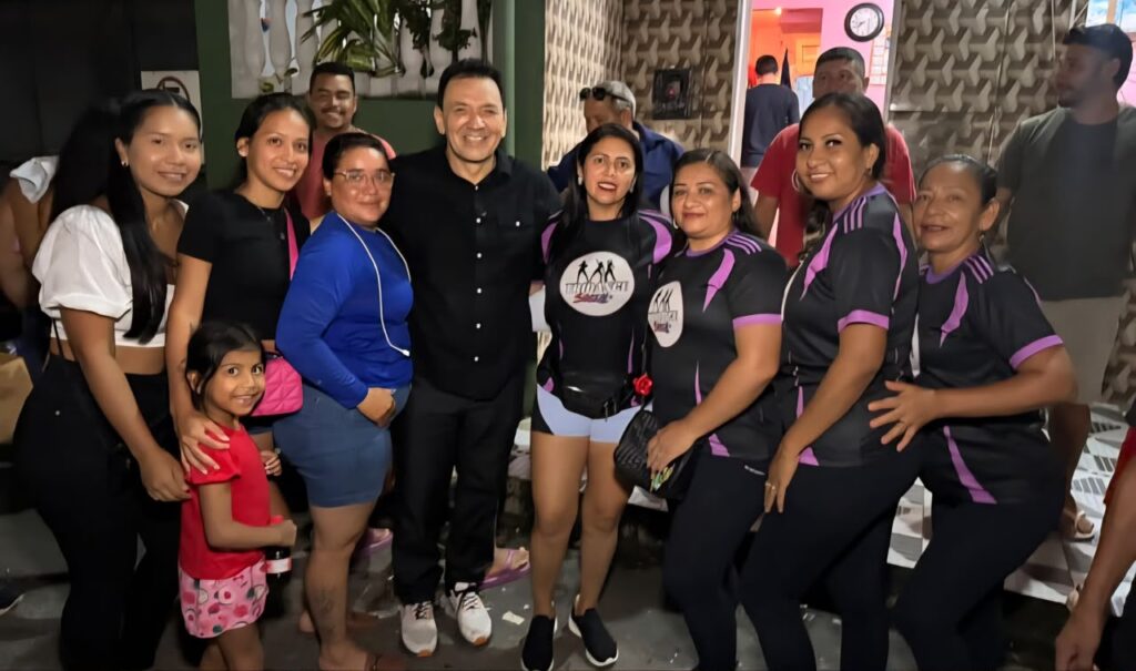 Tony Medeiros posa ao lado de moradores durante encontro comunitário realizado em Manaus para ouvir demandas da população.