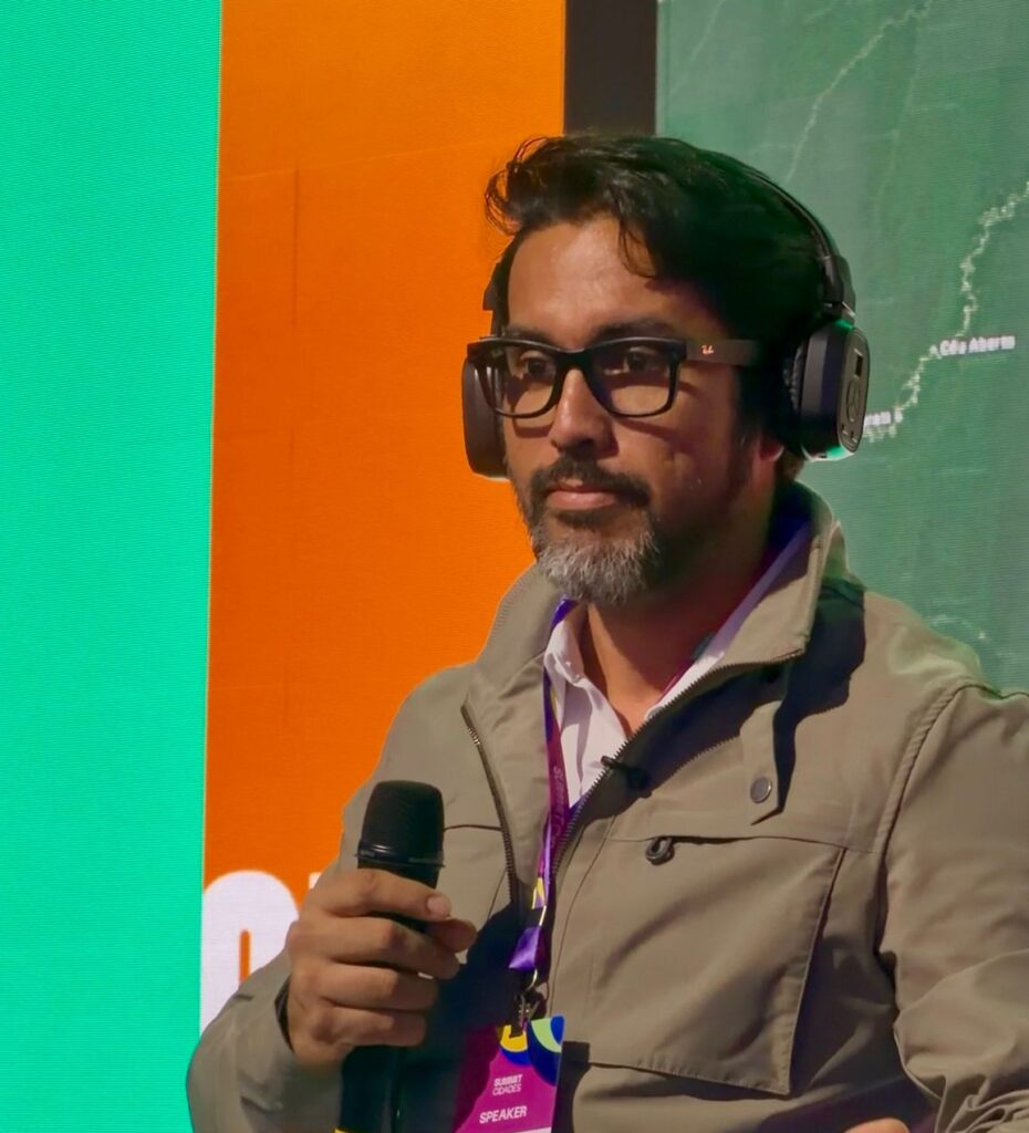 Jack Serafim durante palestra sobre estratégia no marketing político no Compol Brasil 2026, em Florianópolis.