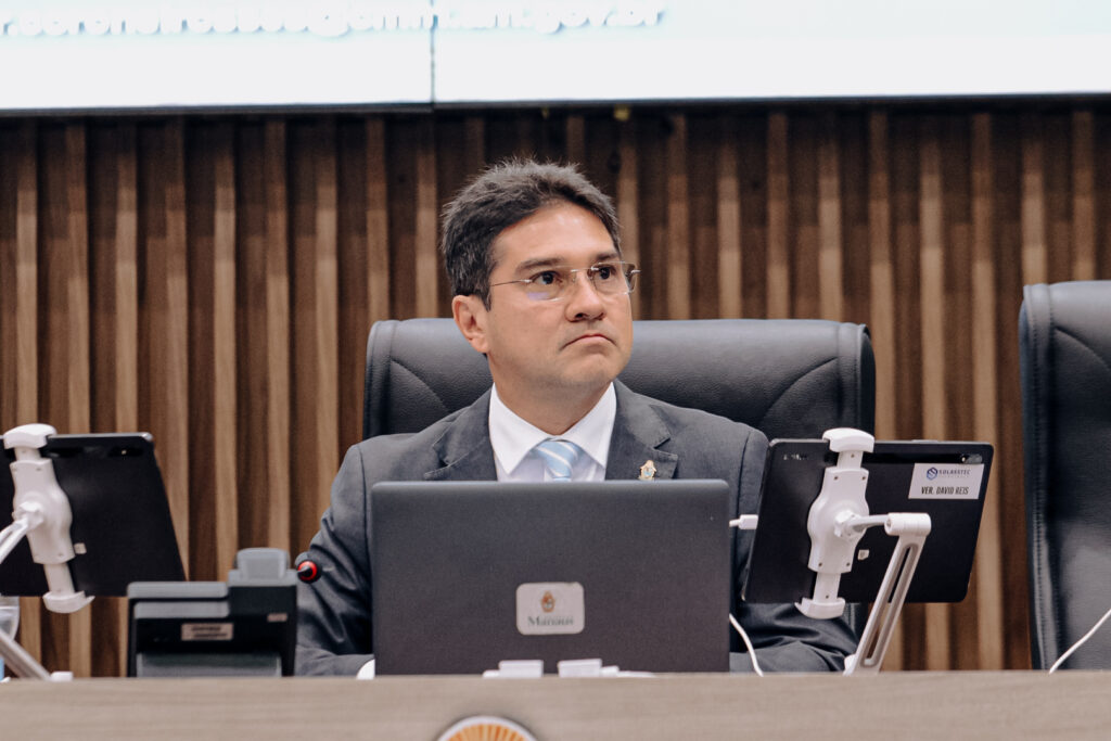Vereador Jander Lobato durante sessão na Câmara Municipal de Manaus, autor do Projeto de Lei 269/2025 que proíbe câmeras de monitoramento em quartos, banheiros e áreas privativas de imóveis alugados por aplicativos de hospedagem.
