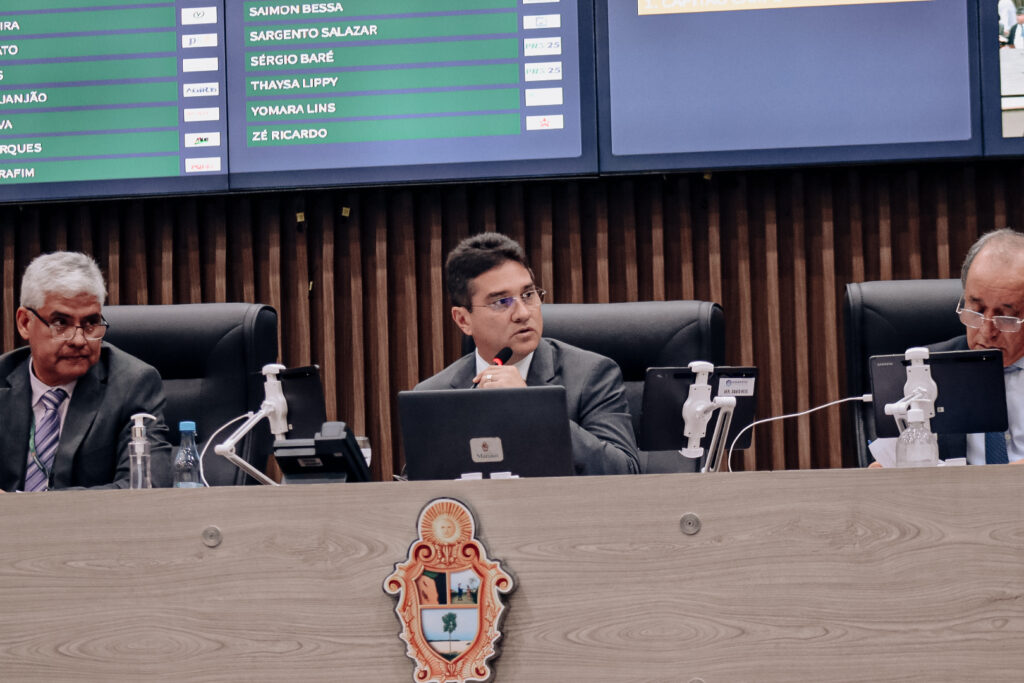 Vereador Jander Lobato durante sessão na Câmara Municipal de Manaus, onde acompanha a tramitação do Projeto de Lei nº 197/2025, que propõe a capacitação permanente em inteligência artificial para professores da rede municipal de ensino.