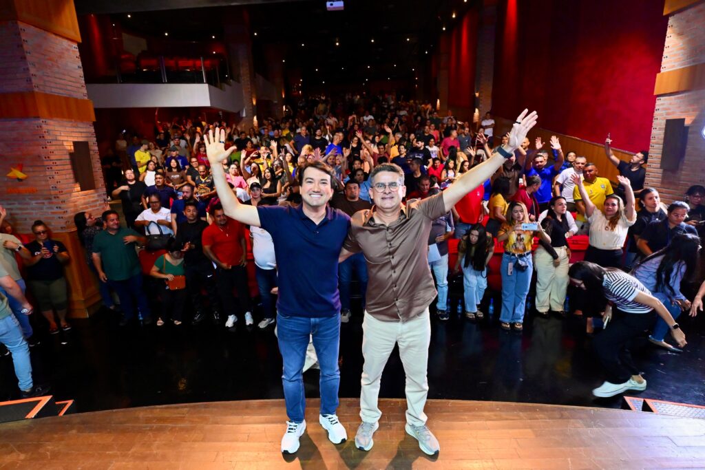 Jender Lobato e David Almeida durante encontro político que reuniu mais de 500 lideranças no Teatro Manauara, em Manaus.
