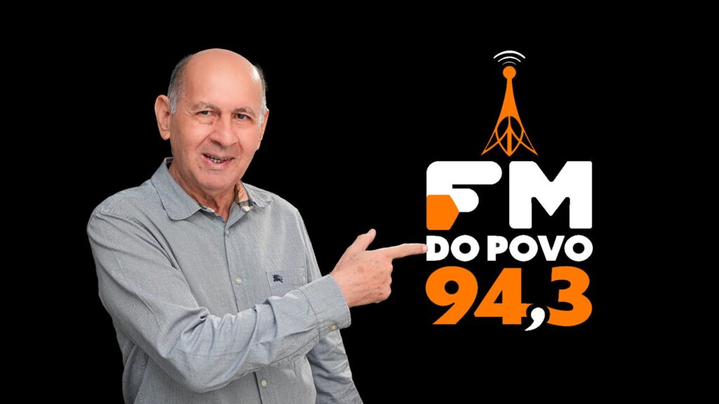 O radialista Valdir Correia, o Garotinho, apresenta a tradicional Super Sexta Romântica na programação da FM do Povo 94,3.