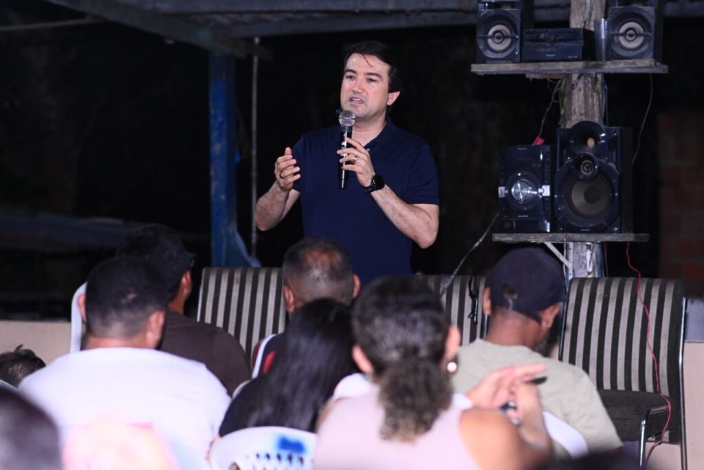Jender Lobato conversa com moradores durante reunião no Ramal do Brasileirinho, na zona Leste de Manaus.