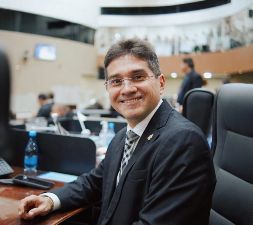 Vereador Jander Lobato durante entrega da revitalização do Velódromo Professora Alzira Campos, na Compensa, em Manaus.