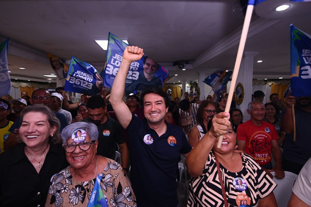 Jender Lobato durante reunião com lideranças da comunidade cristã, destacando ações de valorização da cultura gospel em Manaus.