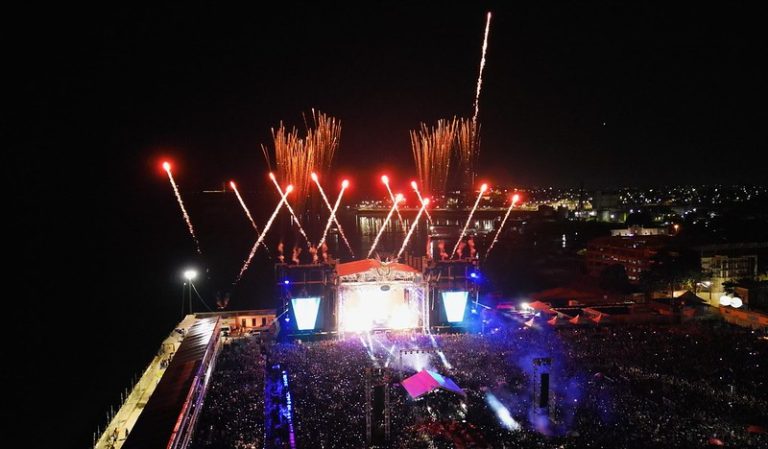Vista aérea do palco principal do #SouManaus Passo a Paço 2026 durante show no Centro Histórico de Manaus.
