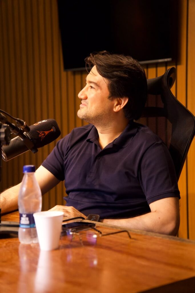 Jender Lobato participa de entrevista ao programa Valdir Correia, na FM do Povo, onde apresenta propostas para saúde, segurança e desenvolvimento econômico do Amazonas.