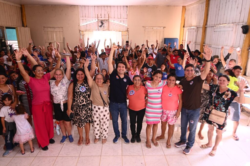Jender Lobato durante reunião com moradores da Comunidade do Tiú, onde defendeu a construção de uma escola estadual para ampliar o acesso ao ensino médio na zona rural de Manaus.