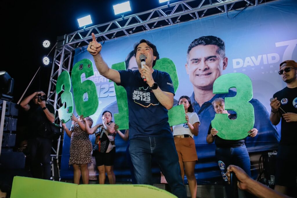 Jender Lobato discursa durante caminhada de encerramento da campanha eleitoral em Parintins, ao lado de apoiadores e do número de campanha.