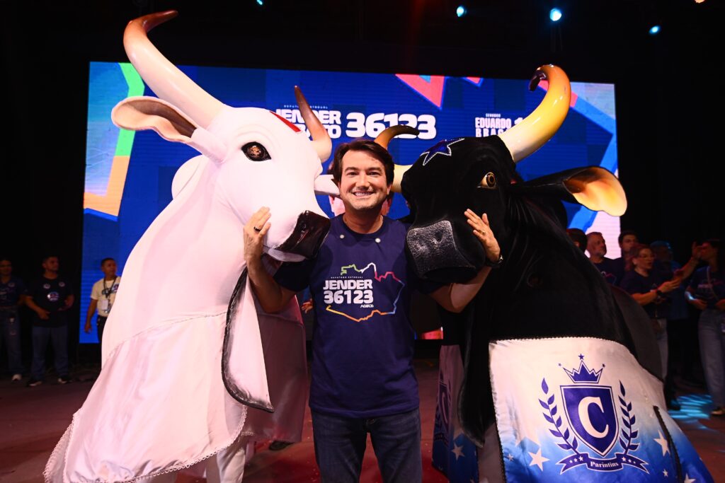 Jender Lobato ao lado da família durante mega reunião de campanha no Studio 5, em Manaus, diante de milhares de apoiadores.