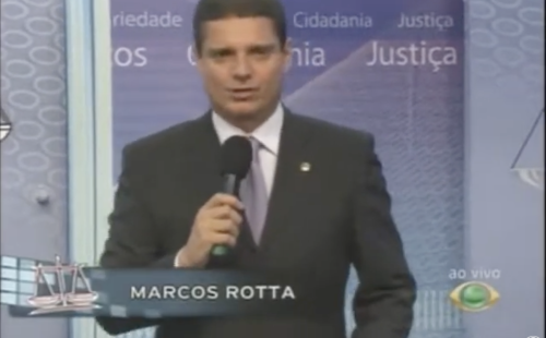 Marcos Rotta apresenta o programa Exija Seus Direitos em estúdio de televisão, durante transmissão voltada à defesa da cidadania e dos direitos da população.