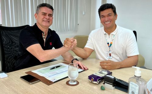 Jesus Alves e David Almeida cumprimentam-se durante encontro em Manaus.