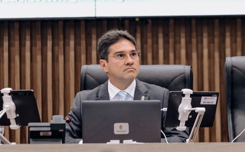 Vereador Jander Lobato durante sessão na Câmara Municipal de Manaus, autor do Projeto de Lei 269/2025 que proíbe câmeras de monitoramento em quartos, banheiros e áreas privativas de imóveis alugados por aplicativos de hospedagem.