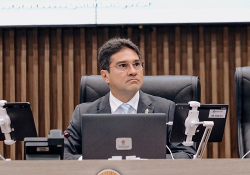 Vereador Jander Lobato durante sessão na Câmara Municipal de Manaus, autor do Projeto de Lei 269/2025 que proíbe câmeras de monitoramento em quartos, banheiros e áreas privativas de imóveis alugados por aplicativos de hospedagem.