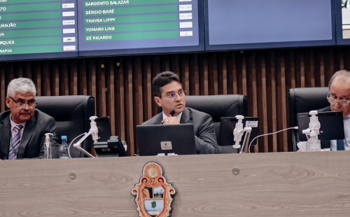 Vereador Jander Lobato durante sessão na Câmara Municipal de Manaus, onde acompanha a tramitação do Projeto de Lei nº 197/2025, que propõe a capacitação permanente em inteligência artificial para professores da rede municipal de ensino.
