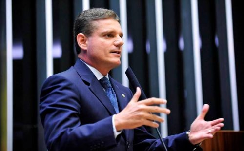 Marcos Rotta durante pronunciamento em defesa da valorização do interior do Amazonas, destacando turismo, pesca, bioeconomia e desenvolvimento regional.