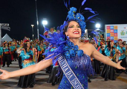 Brena Dianná desfila como madrinha da Escola Andanças de Ciganos durante o Carnaval de Manaus