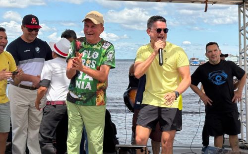 Prefeito David Almeida durante visita à praia da Ponta Branca revitalizada no bairro Educandos