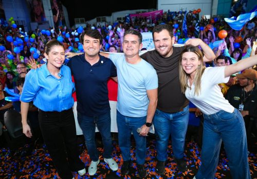 Jender Lobato posa ao lado de lideranças políticas e apoiadores durante lançamento de pré-candidatura à ALE-AM em Manaus.