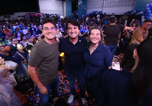 Jander Lobato e Jender Lobato posam ao lado de lideranças políticas durante evento de pré-candidatura à ALE-AM em Manaus.