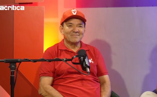 Tony Medeiros durante entrevista em estúdio do portal A Crítica, falando sobre cultura, Festival de Parintins e sua trajetória no Boi Garantido.