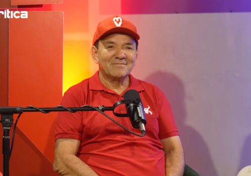 Tony Medeiros durante entrevista em estúdio do portal A Crítica, falando sobre cultura, Festival de Parintins e sua trajetória no Boi Garantido.