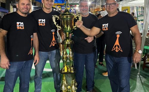 Equipe da FM do Povo entrega prêmio de R$ 20 mil aos moradores da Rua 3, no bairro Alvorada, vencedora da campanha Rua da Copa em Manaus.