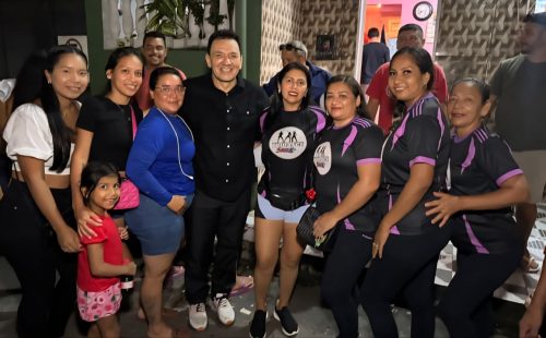 Tony Medeiros posa ao lado de moradores durante encontro comunitário realizado em Manaus para ouvir demandas da população.