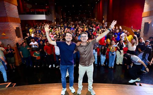 Jender Lobato e David Almeida durante encontro político que reuniu mais de 500 lideranças no Teatro Manauara, em Manaus.