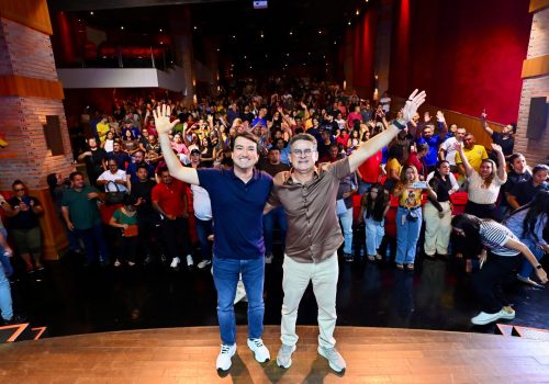 Jender Lobato e David Almeida durante encontro político que reuniu mais de 500 lideranças no Teatro Manauara, em Manaus.