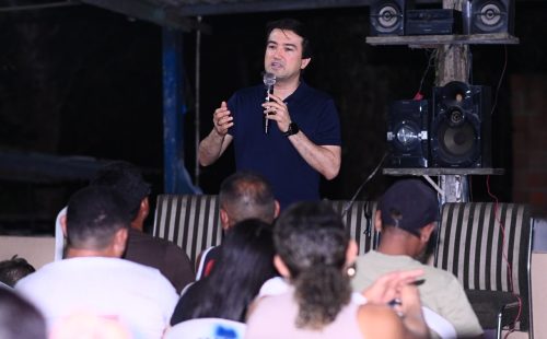 Jender Lobato conversa com moradores durante reunião no Ramal do Brasileirinho, na zona Leste de Manaus.