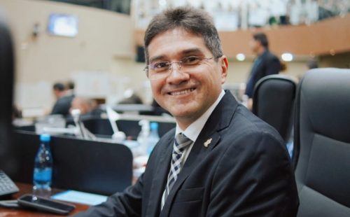 Vereador Jander Lobato durante entrega da revitalização do Velódromo Professora Alzira Campos, na Compensa, em Manaus.