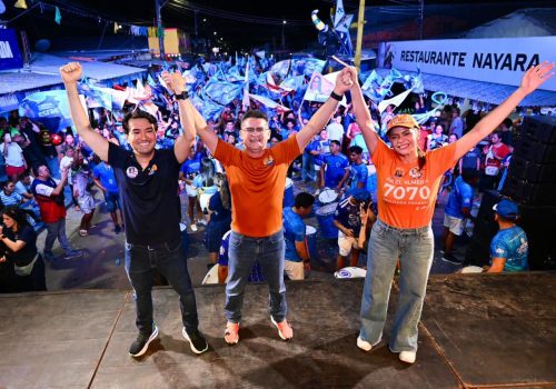 Jender Lobato ao lado de David Almeida e Aryel Almeida durante lançamento de campanha em Parintins