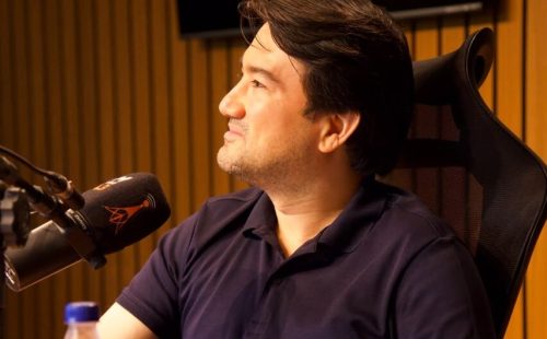 Jender Lobato participa de entrevista ao programa Valdir Correia, na FM do Povo, onde apresenta propostas para saúde, segurança e desenvolvimento econômico do Amazonas.