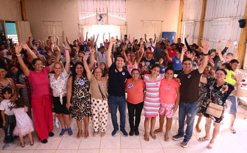 Jender Lobato durante reunião com moradores da Comunidade do Tiú, onde defendeu a construção de uma escola estadual para ampliar o acesso ao ensino médio na zona rural de Manaus.