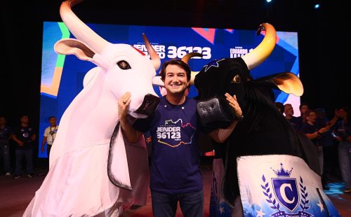 Jender Lobato ao lado da família durante mega reunião de campanha no Studio 5, em Manaus, diante de milhares de apoiadores.