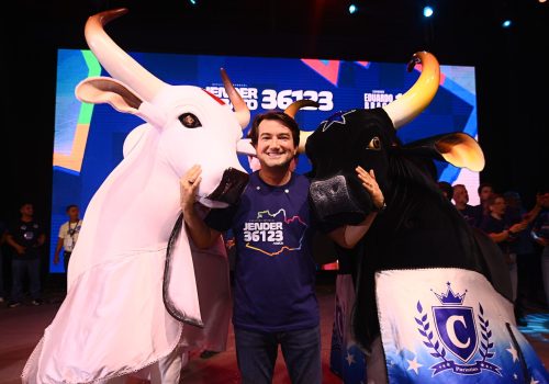 Jender Lobato ao lado da família durante mega reunião de campanha no Studio 5, em Manaus, diante de milhares de apoiadores.