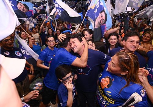 Jender Lobato cumprimenta apoiadores durante ato de campanha em Manaus após estudo apontá-lo entre os cotados para a Assembleia Legislativa do Amazonas.