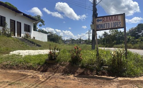 Placa de entrada do Ramal Nonato Lopes, em Iranduba, onde moradores denunciam falta de energia elétrica, ponte, coleta de lixo e infraestrutura durante visita do pré-candidato Jender Lobato.