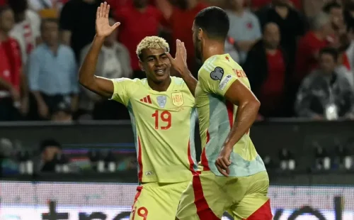 Lamine Yamal e Mikel Merino comemoram gol da Espanha contra a Turquia pelas Eliminatórias da Cop...
